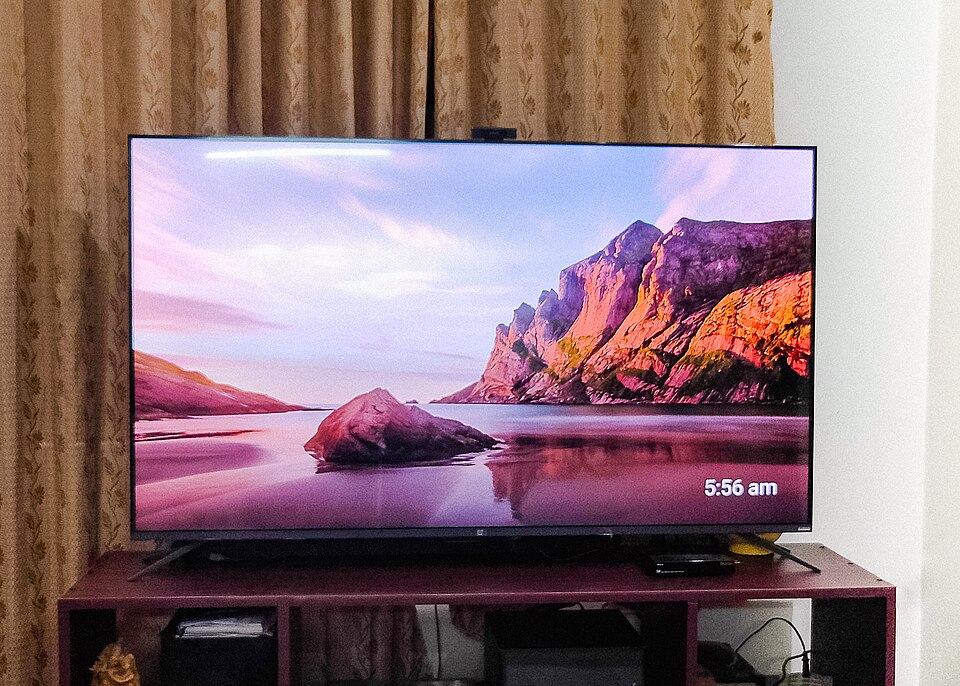Σύγχρονη Smart TV οθόνη για σταθερή παρακολούθηση IPTV κάθε μέρα