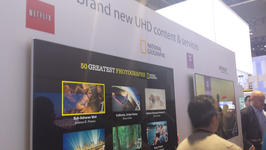 οθόνη smart tv με iptv app και πολλαπλά εικονίδια καναλιών