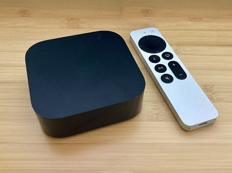 συσκευή Apple TV 4K συνδεδεμένη σε τηλεόραση για iptv