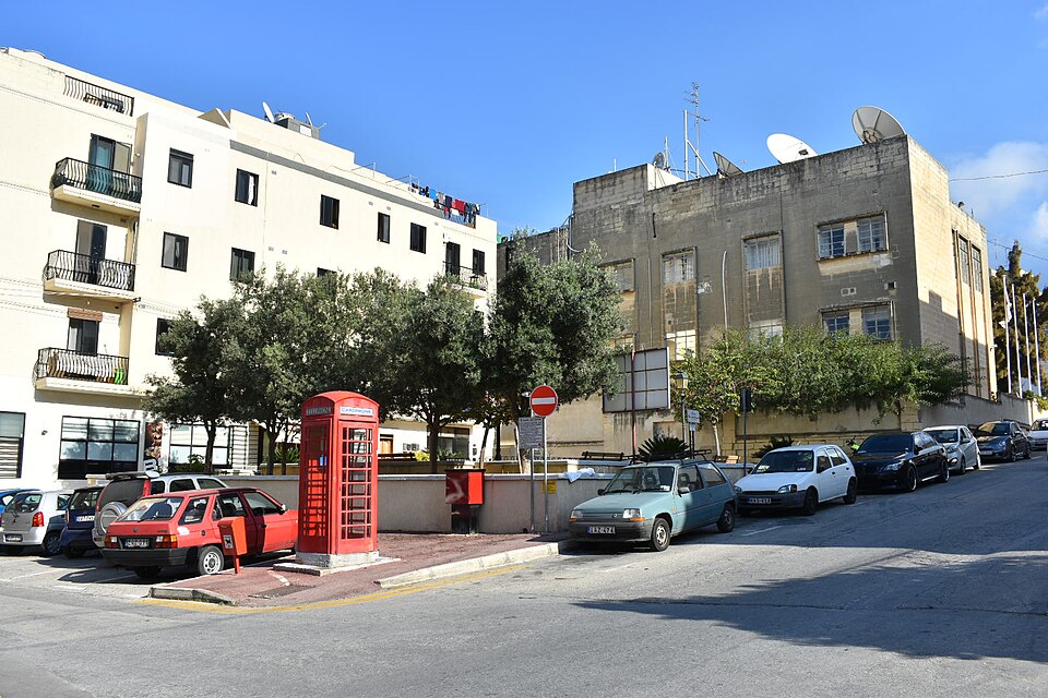 Οικογένεια που παρακολουθεί τηλεόραση στο σαλόνι, παράδειγμα χρήσης υπηρεσίας IPTV online