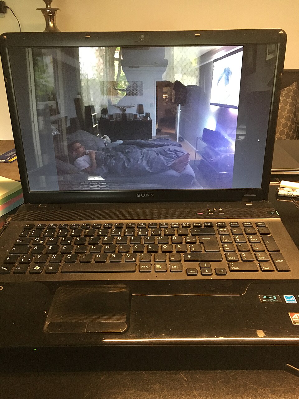 χρήστης παρακολουθεί iptv player σε laptop με windows