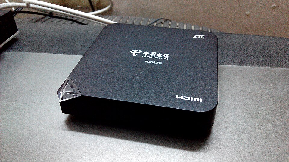 συσκευή set-top box παρόχου IPTV συνδεδεμένη σε τηλεόραση