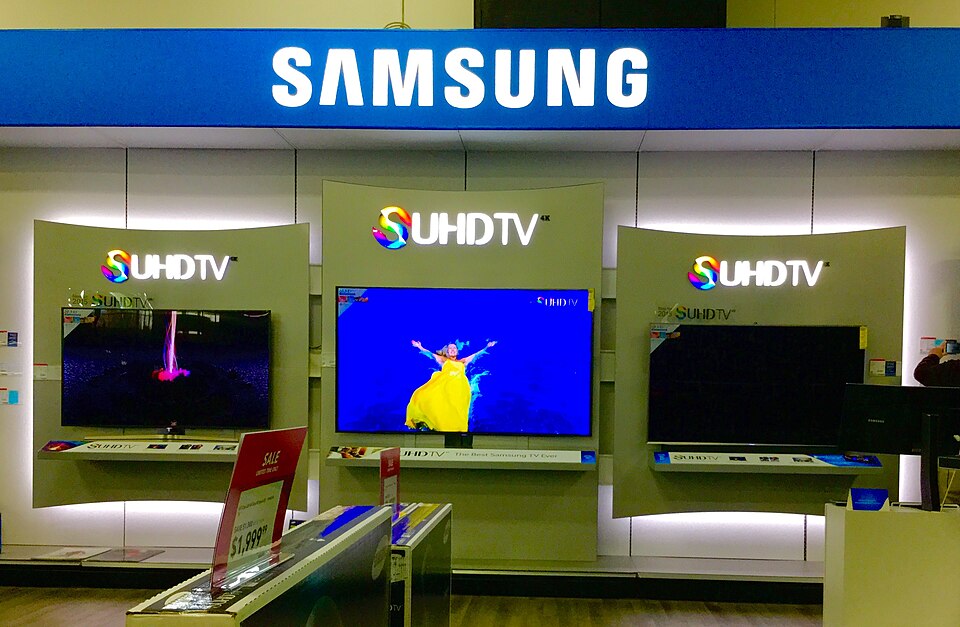 Έξυπνες τηλεοράσεις Samsung UHD σε βιτρίνα καταστήματος, συσκευές όπου εισάγεις το username και το password του IPTV