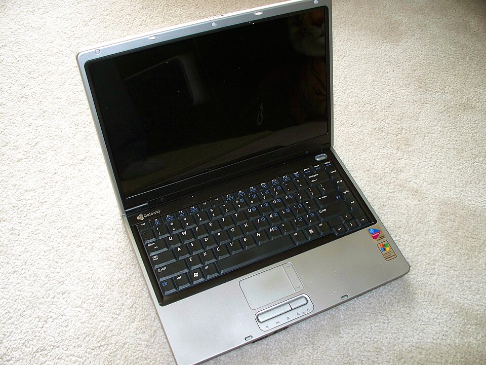 φορητός υπολογιστής laptop με windows για εγκατάσταση εφαρμογής iptv